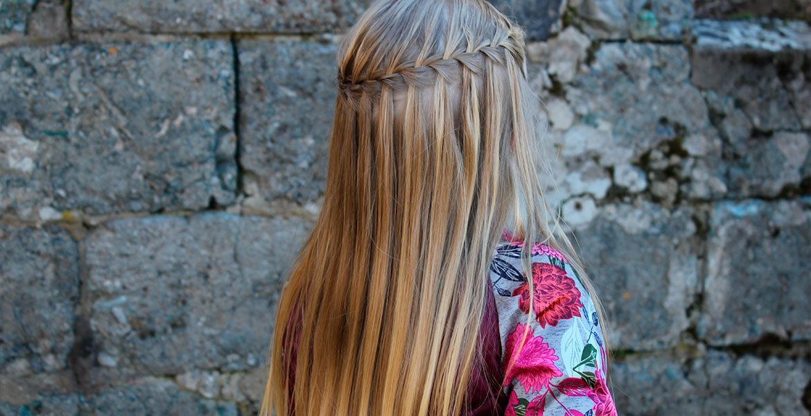 Inspiração de penteado com trança cascata